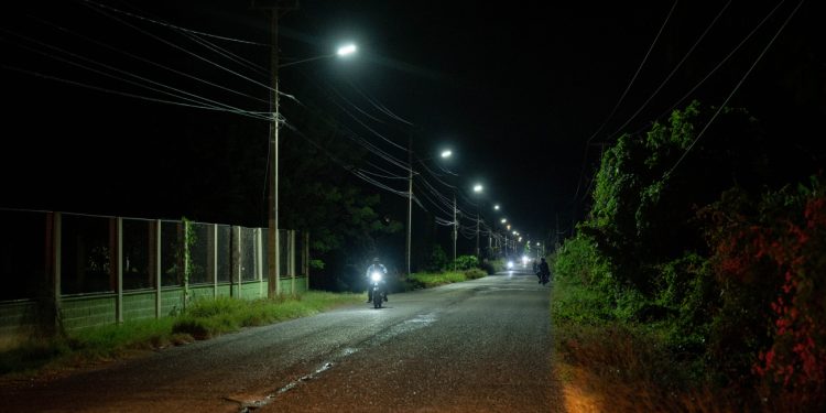 En Azua, Edesur ilumina el distrito municipal Las Clavellinas y la comunidad de Los Tramojos