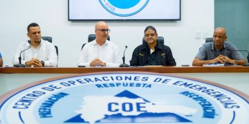Ministro Igor Rodríguez visita el COE para dar seguimiento a la vaguada; 28 provincias en alerta