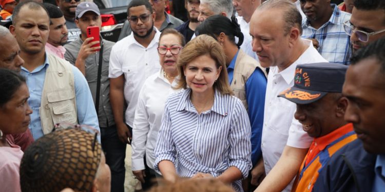 Vicepresidenta Raquel Peña lidera esfuerzos para ayudar a familias damnificadas por inundaciones en Santiago