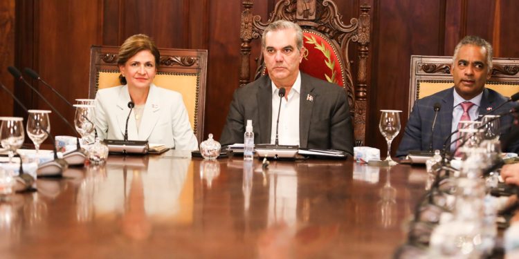 Presidente Abinader encabeza Consejo de Ministros y Directores para evaluar resultados en sectores como la economía, el empleo y la salud; analizan consecuencias de fenómenos atmosféricos que han estado afectando al país