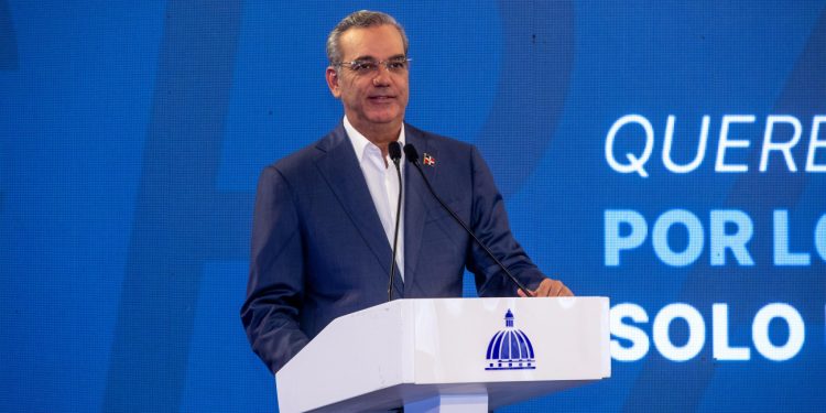 Presidente Abinader presenta el ahorro que representa para las familias el Sistema Nacional de Transporte Estudiantil