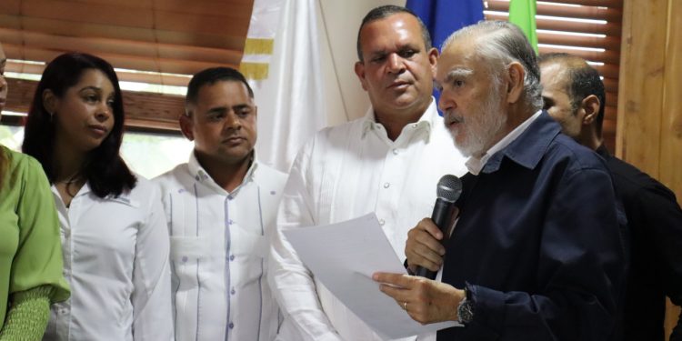 Ministerio de Medio Ambiente socializa situación ambiental de Constanza y Tireo con autoridades locales