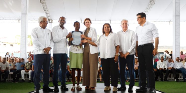 Gobierno otorga seguridad jurídica a familias de SDE, con entrega de títulos de propiedad