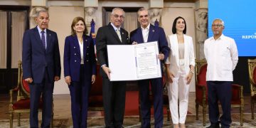 Presidente Abinader entrega Premio a la Excelencia Magisterial 2024 a cinco docentes, por trayectoria de servicio en aulas y aportes al desarrollo académico de los estudiantes
