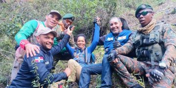 Guardaparques del Ministerio de Medio Ambiente guiaron el rescate de la senderista que estuvo extraviada en la Cordillera Central