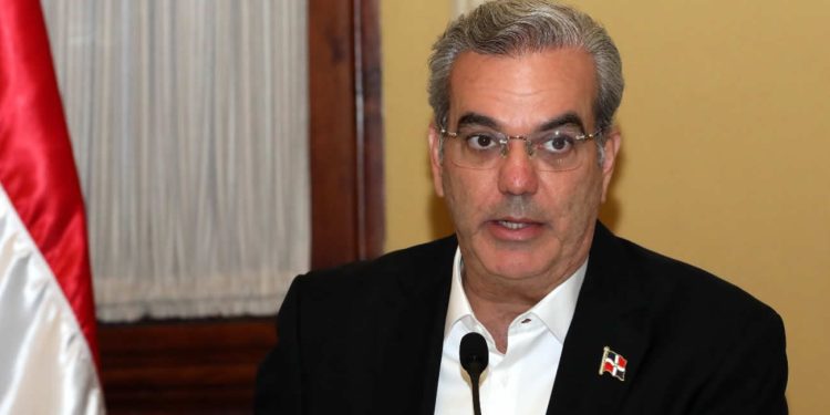 Presidente Abinader, al llegar de Panamá, se reúne con organismos de socorro ante paso huracán Beryl