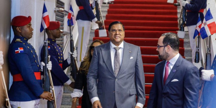 Arriba al país presidente de Suriname Chandrikapersad Santokhi, para asistir a juramentación de segundo mandato de Luis Abinader