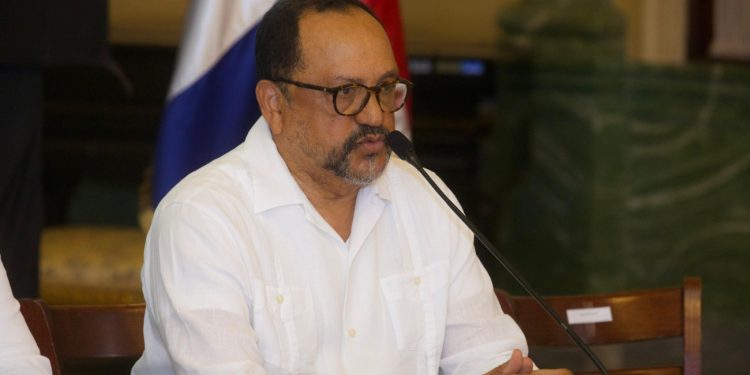 Gobierno continúa el diálogo y celebra reunión con abogados para tratar reforma constitucional