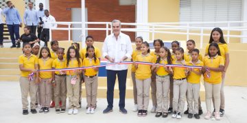 Presidente Abinader inaugura, en Santiago, el remozamiento y ampliación del área de Emergencia del Hospital de Tamboril, una escuela, un techado y el asfaltado de varias calles
