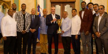 Presidente Abinader recibe al club Mauricio Báez, campeón del TBS del Distrito Nacional