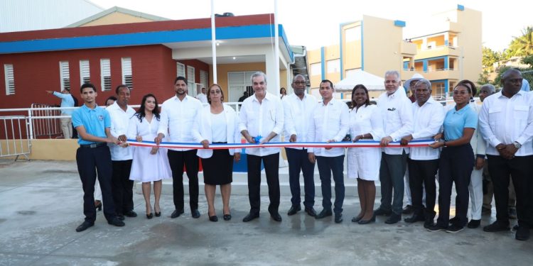 Presidente Abinader inaugura un liceo experimental, un salón multiusos de la UASD y un Caipi, en San Cristóbal