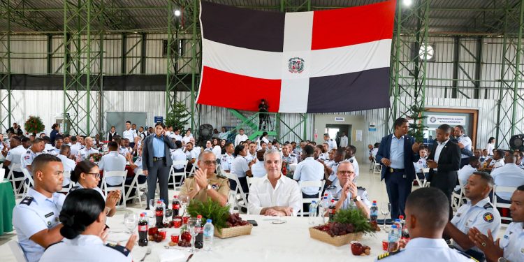 Presidente Abinader almuerza con miembros de la Armada y la Fuerza Aérea de la República Dominicana