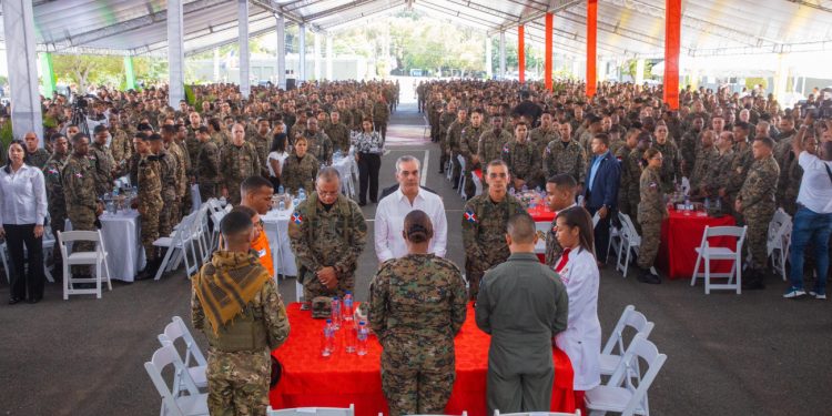 Presidente Abinader almuerza con miembros del Ejército y la Policía Nacional