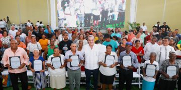 Presidente Abinader entrega 450 títulos de propiedad en Las Clavellinas de Azua