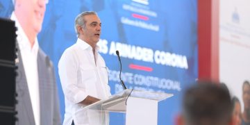 Presidente Abinader pasa revista a proyectos y obras en Barahona; Se reúne con empresarios e inversionistas