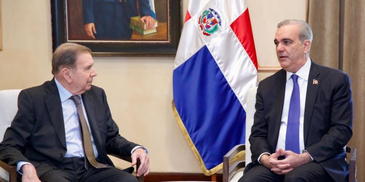 Edmundo González Urrutia llega al Palacio Nacional, donde fue recibido por el presidente Luis Abinader