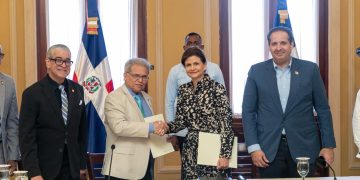 Vicepresidenta Raquel Peña firma acuerdo histórico entre el Gobierno y el Colegio Médico Dominicano
