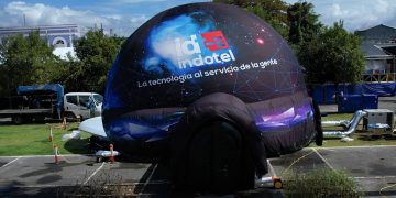 INDOTEL lleva Domo Interactivo a carnaval de La Vega para ofrecer experiencia inmersiva a visitantes