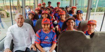 Academia de béisbol La Javilla recibe autobús de parte del presidente Luis Abinader