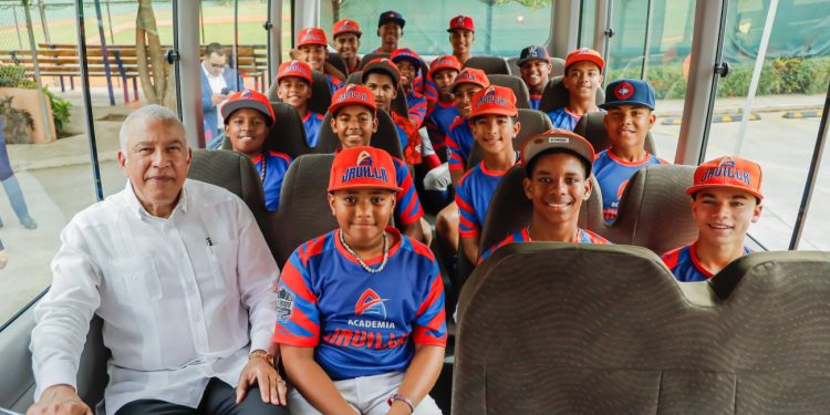 Academia de béisbol La Javilla recibe autobús de parte del presidente Luis Abinader