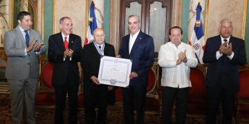 Presidente Abinader condecora a Salvador Francisco “Franklyn” Holguín Haché con la Orden Duarte, Sánchez y Mella, en el Grado de Comendador
