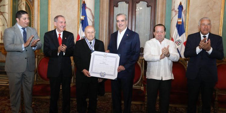Presidente Abinader condecora a Salvador Francisco “Franklyn” Holguín Haché con la Orden Duarte, Sánchez y Mella, en el Grado de Comendador