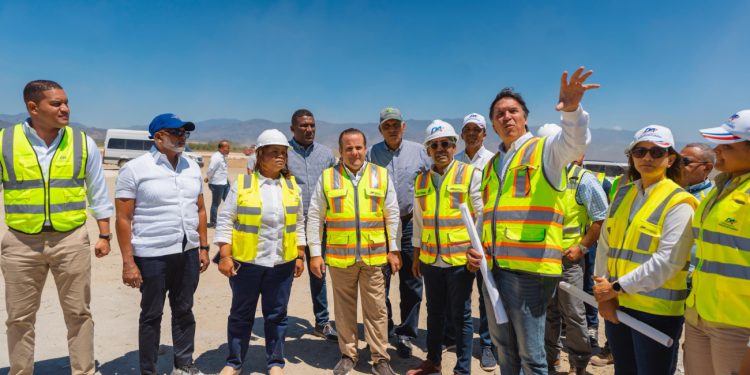 Ministro Paliza supervisa construcción aeropuerto de San Juan; inaugura obras en el sur