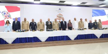 Presidente Abinader encabeza graduación de 160 nuevos agentes para interdicción migratoria de la DGM y entrega 60 vehículos para el incremento de operativos