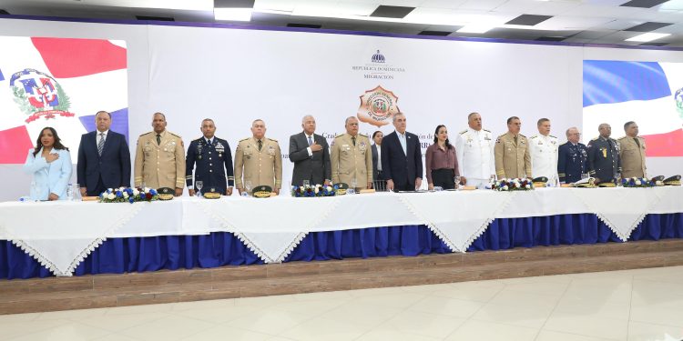 Presidente Abinader encabeza graduación de 160 nuevos agentes para interdicción migratoria de la DGM y entrega 60 vehículos para el incremento de operativos