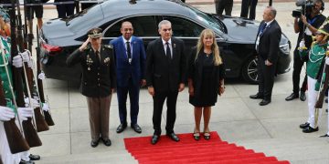 Presidente Abinader regresa a RD tras una exitosa visita a Uruguay, donde fortaleció lazos internacionales