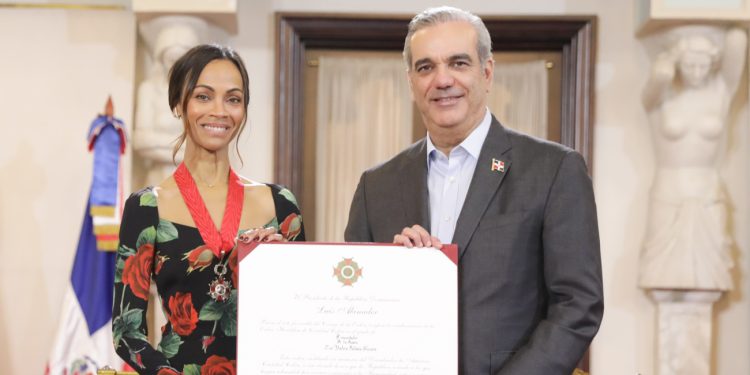 Presidente Abinader condecora a Zoe Saldaña con la Orden Heráldica de Cristóbal Colón y dice actriz es ejemplo de que los dominicanos sí podemos