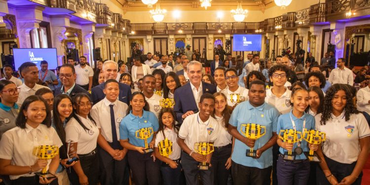 Presidente Abinader destaca conquistas de estudiantes dominicanos en competencias de ciencia, tecnología, ingeniería, arte y matemáticas