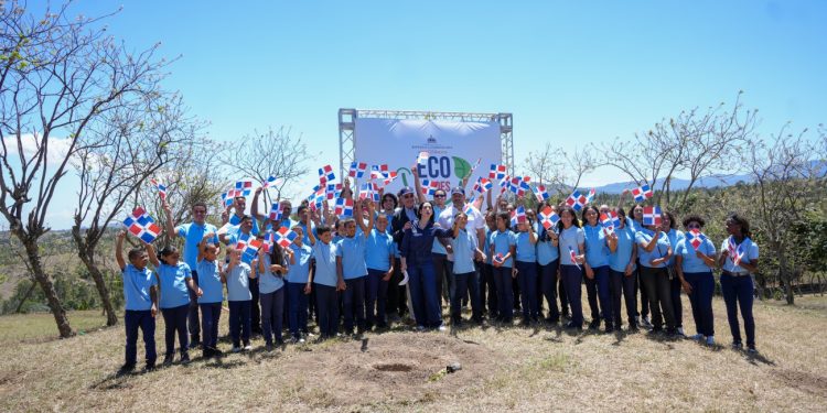 Presidente Abinader encabeza siembra de 3,200 plantas endémicas para reordenamiento de cuenca río Yaque del Norte