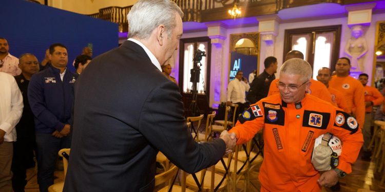 Presidente Abinader reconoce y saluda personalmente a 565 rescatistas que trabajaron sin descanso tras tragedia en centro nocturno Jet Set