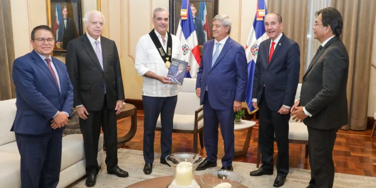 Presidente Abinader recibe Medalla de Valores Democráticos Fernando Belaunde Terry