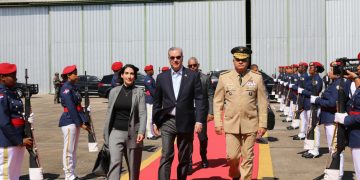 Presidente Abinader sale al Vaticano junto con la primera dama Raquel Arbaje para asistir al funeral de su santidad, el papa Francisco