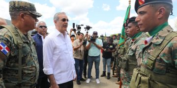Presidente Abinader llama a tropas a ser “los ojos de la patria” en la frontera; supervisa valla perimetral y garantiza seguridad nacional