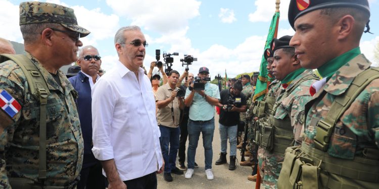 Presidente Abinader llama a tropas a ser “los ojos de la patria” en la frontera; supervisa valla perimetral y garantiza seguridad nacional