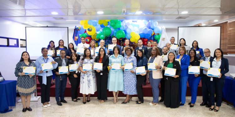 Contraloría reconoce esfuerzo de colaboradores con hijos autistas: Promueve mensaje de empatía y solidaridad con dicha condición