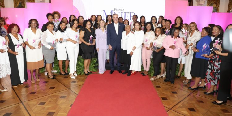 Presidente Abinader encabeza quinta edición del premio Mujer Supérate; reconocen a 36 mujeres Superemprendedoras
