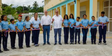 Presidente Abinader inaugura la Escuela Básica Rafael Guaroa Moreta Batista y visita la Casa Museo Juan Trinidad