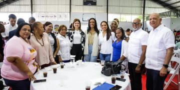 “Las madres son el alma de cada hogar”, afirma la vicepresidenta Raquel Peña en almuerzo con mujeres de SDN