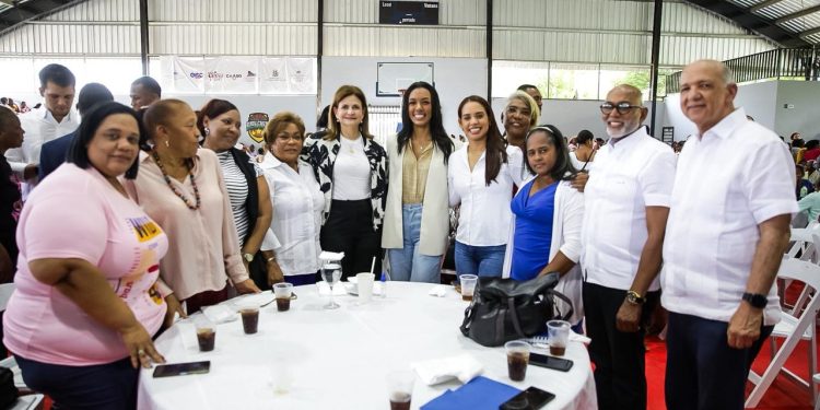 “Las madres son el alma de cada hogar”, afirma la vicepresidenta Raquel Peña en almuerzo con mujeres de SDN