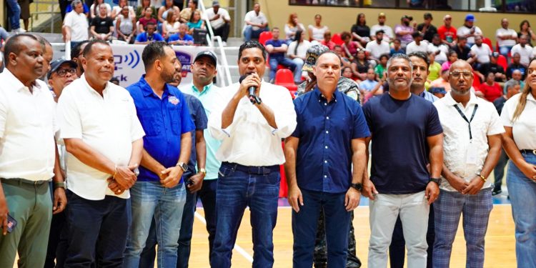 Ministerio de Deportes entrega un millón de pesos para torneo de baloncesto en Puerto Plata