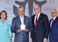 Presidente Abinader recibe reconocimiento de Hábitat para la Humanidad RD por su compromiso con la transformación de los hogares dominicanos