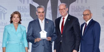 Presidente Abinader recibe reconocimiento de Hábitat para la Humanidad RD por su compromiso con la transformación de los hogares dominicanos