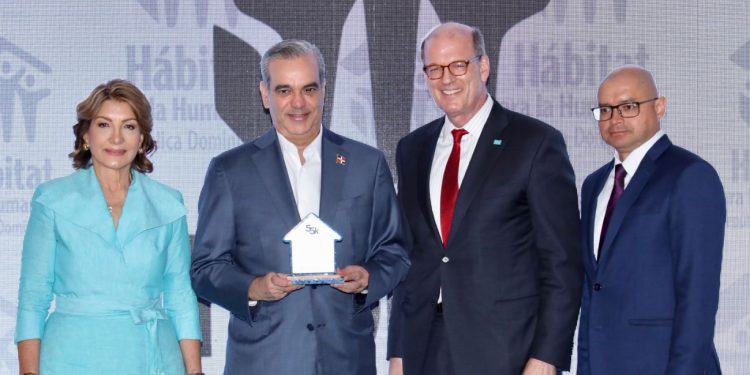 Presidente Abinader recibe reconocimiento de Hábitat para la Humanidad RD por su compromiso con la transformación de los hogares dominicanos