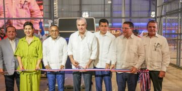 Presidente Abinader y Eduardo Sanz Lovatón inauguran en el AILA nueva terminal courier para manejo de mercancía comprada por internet
