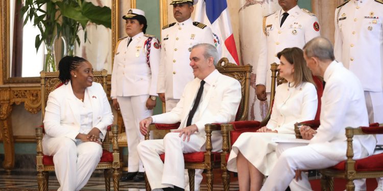 Presidente Abinader recibe cartas credenciales de siete nuevos embajadores en el país