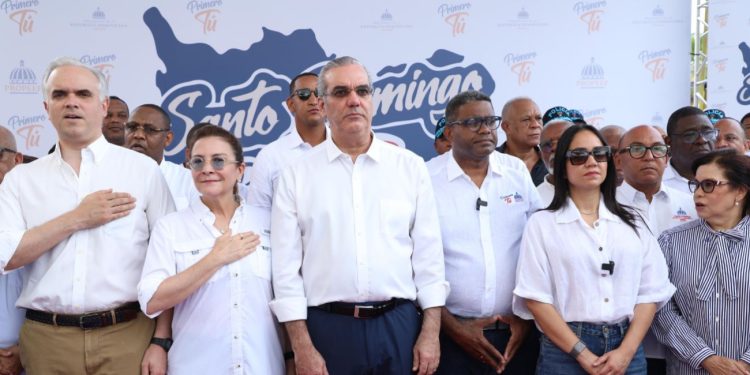 Presidente Abinader visita el barrio Capotillo y dice que quiere cambiar su imagen